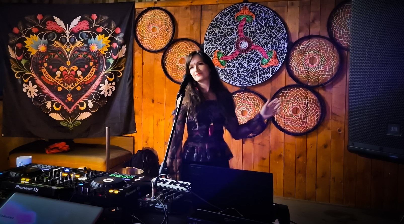 Występ muzyczny z własnym nagłośnieniem. Dekoracje od zaprzyjaźnionej organizacji