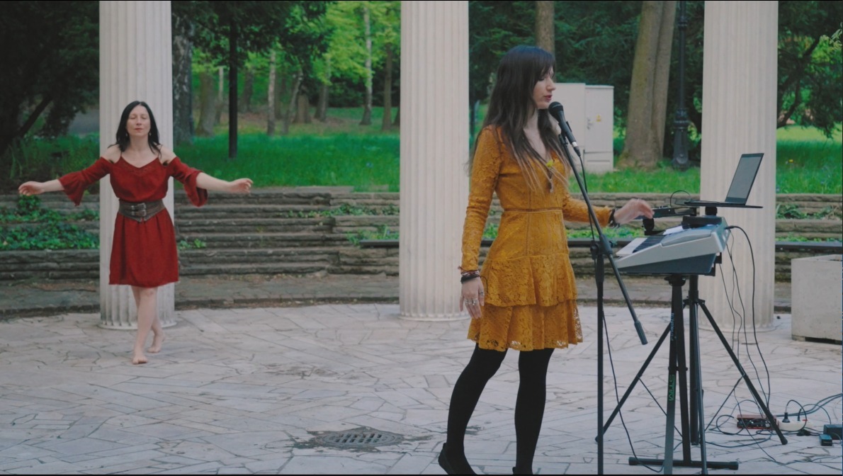 Występ muzyczny z performerką