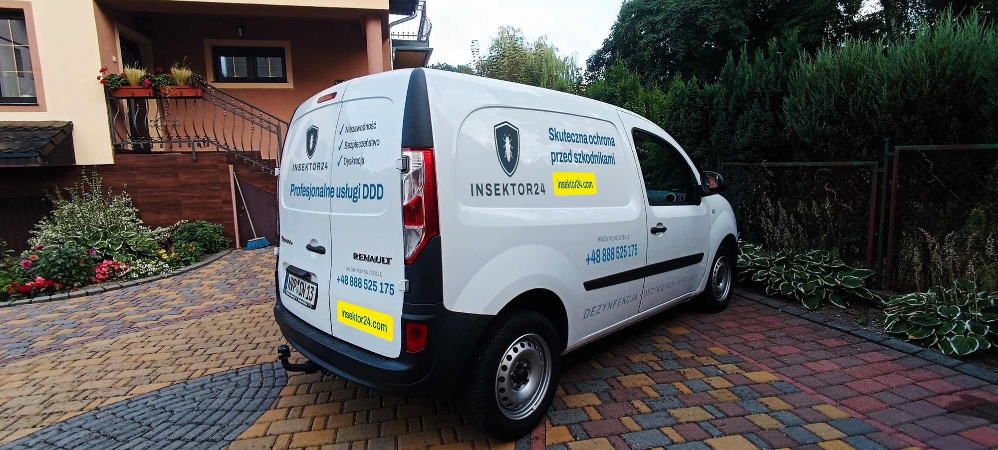 Biały samochód firmy Insektor24 z logo i hasłem 'Profesjonalne usługi DDD' na tle domu i zieleni. Widoczny numer telefonu i adres strony internetowej.