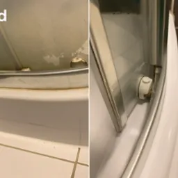 Kabina prysznicowa: porównanie stanu przed i po czyszczeniu. Widoczne osady i kamień usunięte z białych elementów, podkreślone czyste fugi i błyszcząca powierzchnia.