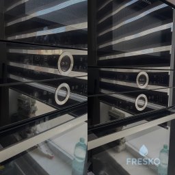 FRESKO VIKTORIIA LAHODA - Dwu-częściowe ujęcie wnętrza brudnego piekarnika Bosch przed czyszczeniem (lewa strona) i po czyszczeniu (prawa strona). Widoczne resztki jedzenia i tłuszcz.