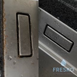 FRESKO VIKTORIIA LAHODA - Zlewozmywak ze stali nierdzewnej: po lewej zabrudzony, po prawej lśniący po czyszczeniu. Widoczne krople wody i logo firmy sprzątającej.