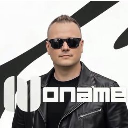 N-Event - Mężczyzna w skórzanej kurtce i okularach przeciwsłonecznych na tle grafiki. Ujęcie portretowe, stylizowane, z widocznym logo.