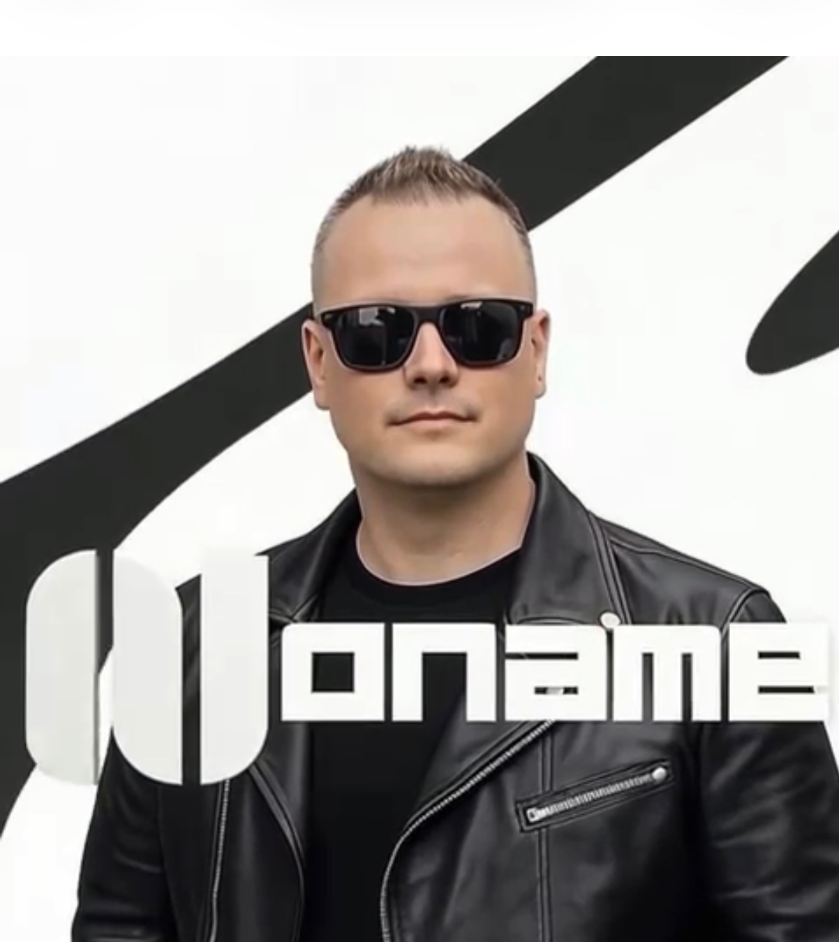 Mężczyzna w skórzanej kurtce i okularach przeciwsłonecznych na tle grafiki. Ujęcie portretowe, stylizowane, z widocznym logo.