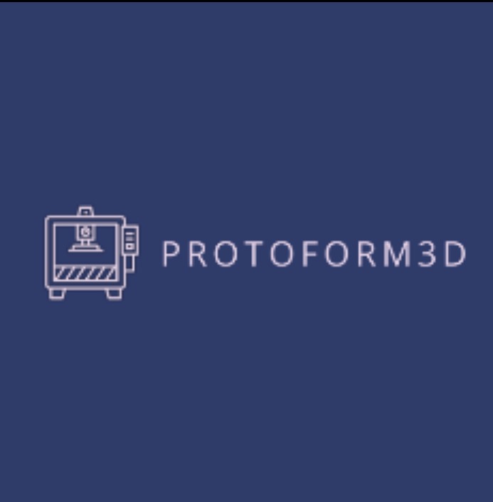 Minimalistyczne logo Protoform3D: biały kontur drukarki 3D obok nazwy firmy na ciemnoniebieskim tle. Nowoczesny design.