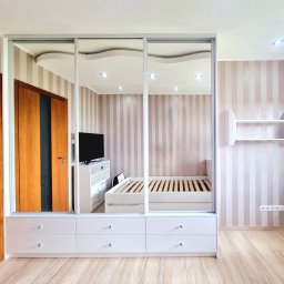 Nowoczesna Szafa Przesuwna z Lustrem – Maksimum Funkcjonalności i Światła
Prezentujemy wyjątkowe rozwiązanie do sypialni lub pokoju młodzieżowego, które łączy w sobie pojemność, ergonomię i nowoczesny design. 