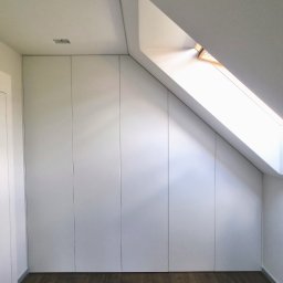 Elegancja i Maksymalne Wykorzystanie Przestrzeni.
Przedstawiamy przykład perfekcyjnej adaptacji trudnej przestrzeni. Ta szafa w zabudowie to idealne rozwiązanie do pomieszczeń na poddaszu, gdzie tradycyjne meble się nie sprawdzają.