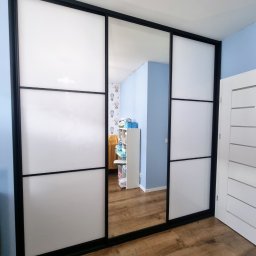 Kontrastowa Szafa Przesuwna – Nowoczesny Akcent w Aranżacji
Prezentowana na zdjęciu szafa przesuwna to doskonały przykład wyrazistego, nowoczesnego designu, który łączy funkcjonalność z mocnym akcentem estetycznym.