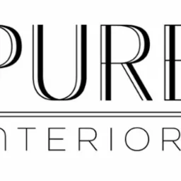 Logo 'PURE Interiors' z Częstochowy w minimalistycznym stylu. Czarne, cienkie litery na białym tle. Podwójne linie w niektórych elementach.