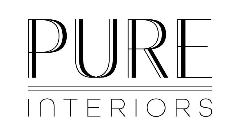 Logo 'PURE Interiors' z Częstochowy w minimalistycznym stylu. Czarne, cienkie litery na białym tle. Podwójne linie w niektórych elementach.