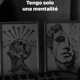 Weronika Skwara - Szkice w ramkach: czaszka z gwoździami i płacząca twarz, widoczne na biurku z klawiaturą. U góry portret osoby. Styl mroczny, czarno-biały.