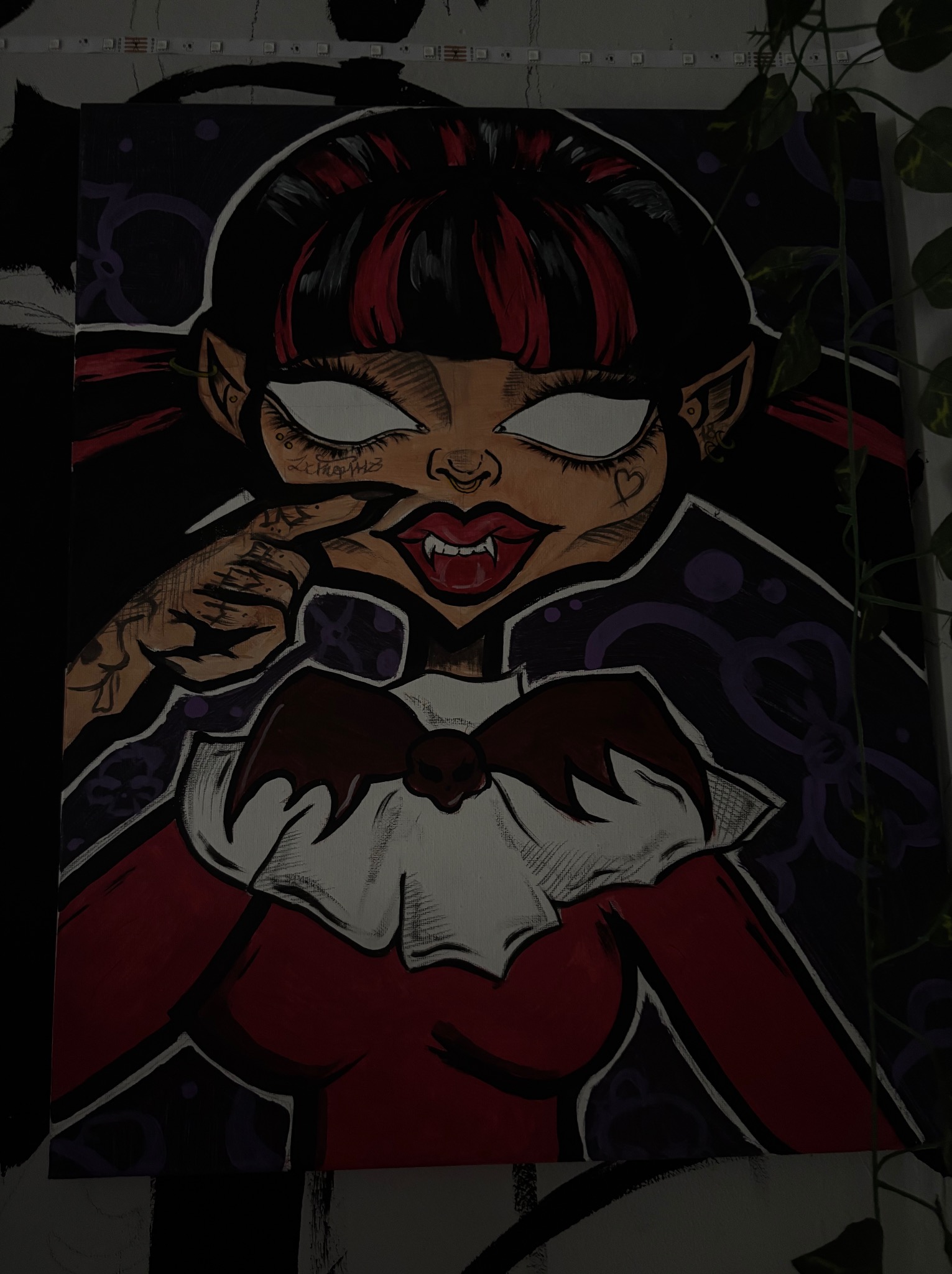 Ręcznie malowany portret wampirzycy z czerwonymi włosami, białymi oczami i tatuażami, na płótnie z purpurowym tłem. Wyraziste kolory i detale.