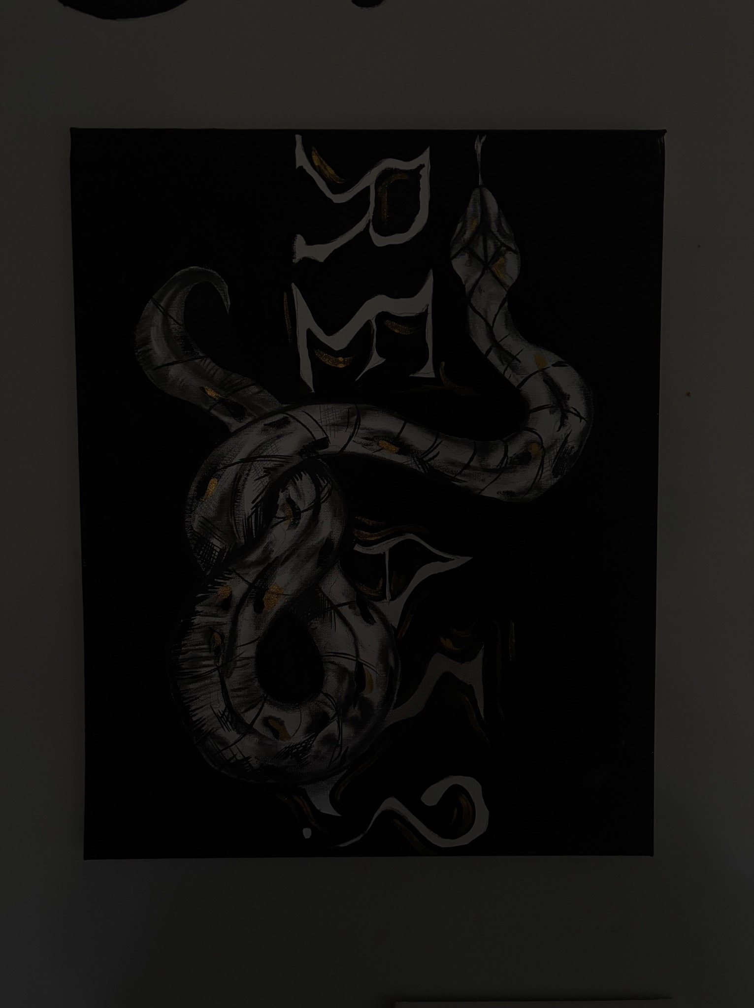 Mroczne malowidło na płótnie: srebrny wąż opleciony wokół stylizowanego napisu na czarnym tle, z subtelnymi złotymi akcentami, tworzące unikalny, artystyczny efekt.