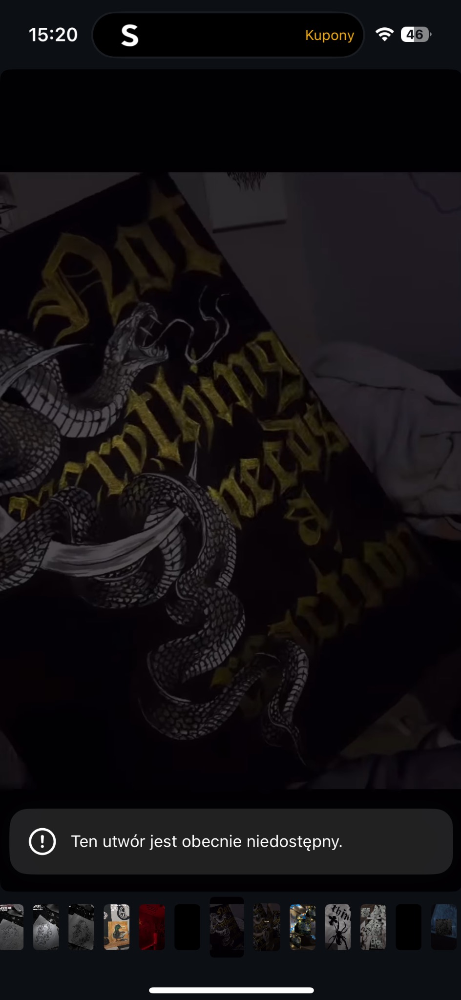 Czarno-złote malowidło ze wężem i napisem na płótnie, w stylu gotyckim, z widocznymi detalami faktury i cieniowania, artystyczny projekt graficzny.