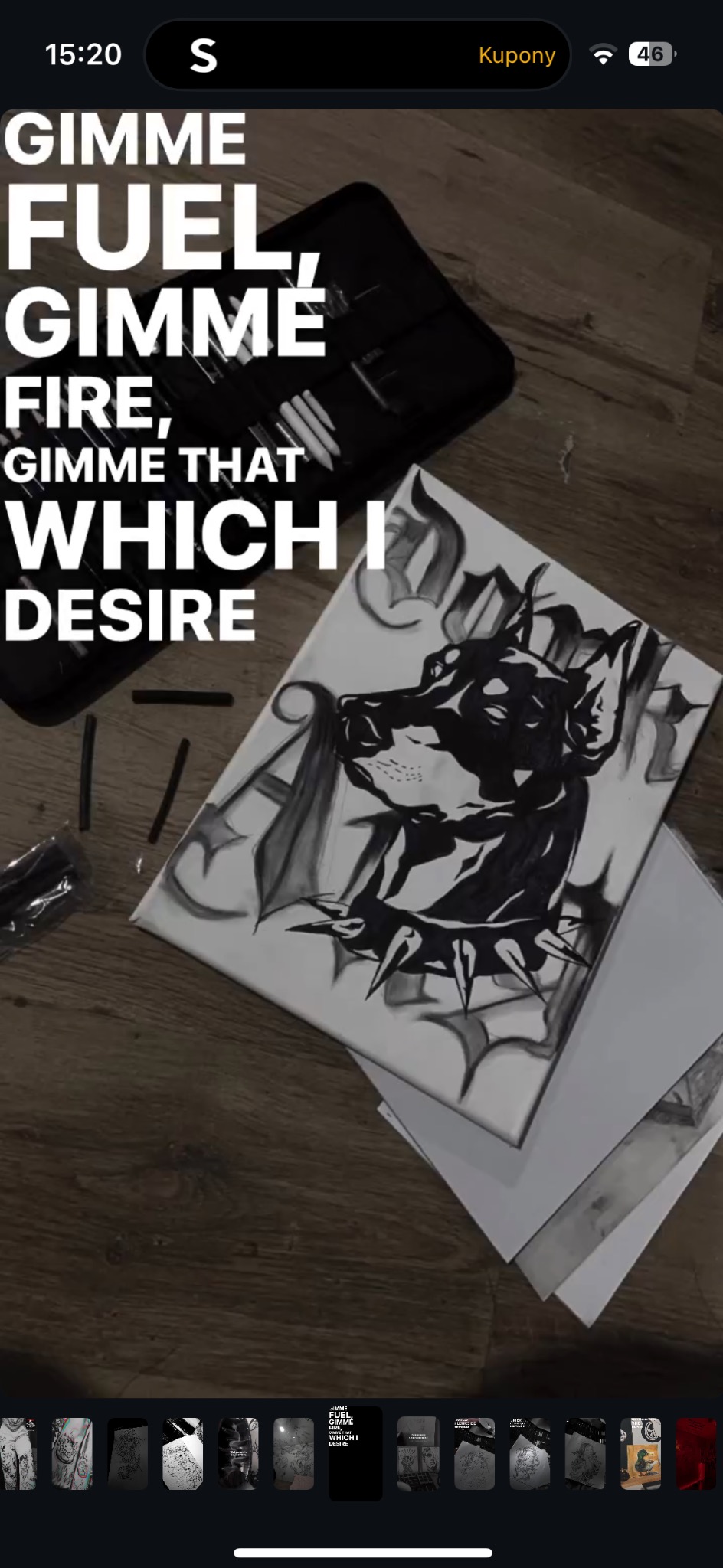 Szkic psa rasy doberman z kolczatką na płótnie, obok zestaw grafitów i tekst 'Gimme fuel, gimme fire, gimme that which I desire'.