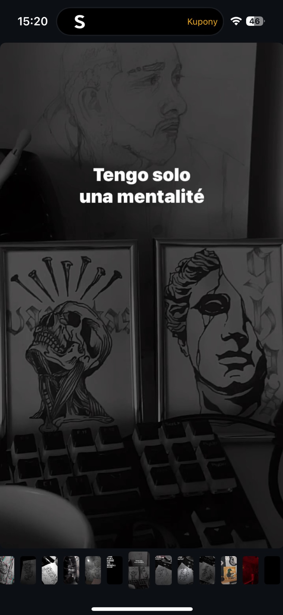 Szkice w ramkach: czaszka z gwoździami i płacząca twarz, widoczne na biurku z klawiaturą. U góry portret osoby. Styl mroczny, czarno-biały.