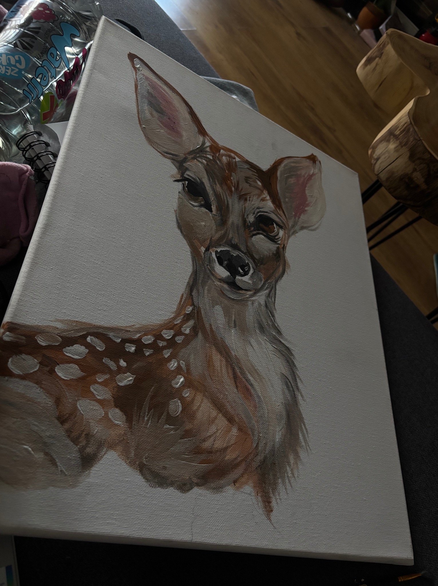 Ręcznie malowany portret sarny na płótnie, ukazujący detale sierści i ekspresję zwierzęcia, w naturalnej tonacji brązów i bieli, ustawiony pod kątem.