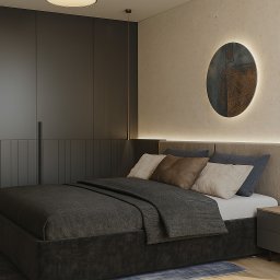 Martitektura Projektowanie i Architektura Wnętrz Marta Bugaj - Nowoczesna sypialnia w stonowanej kolorystyce. Ciemnoszare meble, beżowa ściana z okrągłą dekoracją i podświetleniem LED. Minimalistyczny design z dbałością o detale.