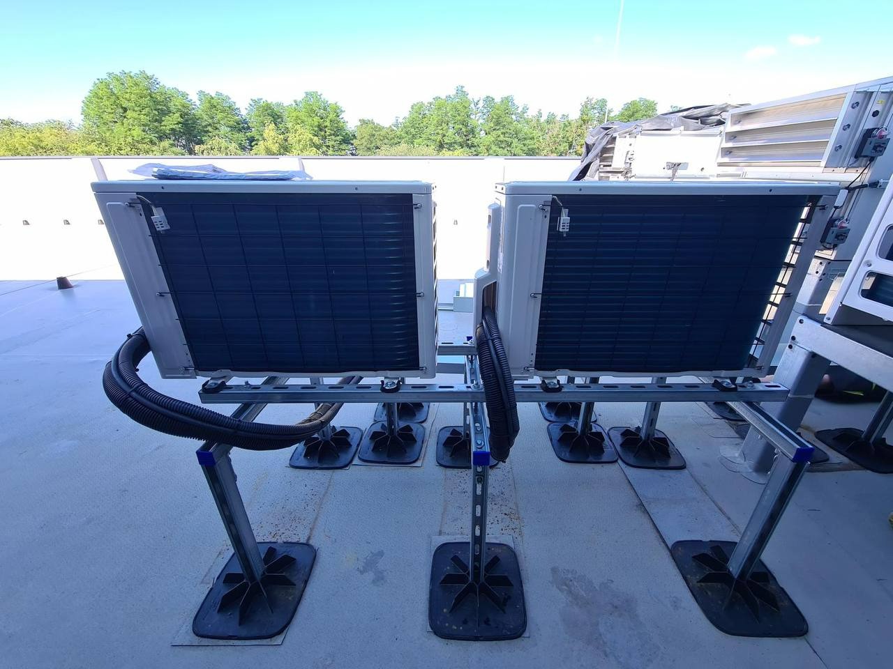 Montaż klimatyzatorów marki Haier w serwerowni w pomieszczeniach biurowych Iglotech Sp. z o.o.