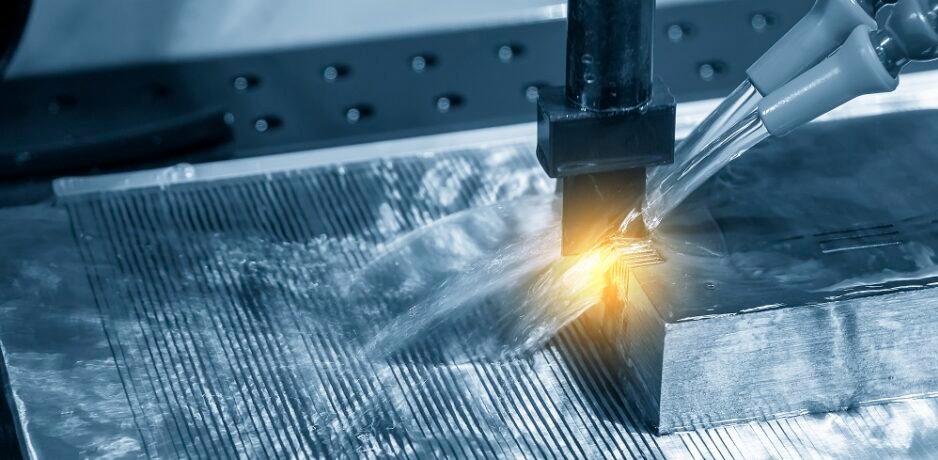 Precyzyjne cięcie metalu strumieniem wody pod ciśnieniem. Obróbka skrawaniem z chłodzeniem cieczą. Widoczne rowki i błysk obróbki.
