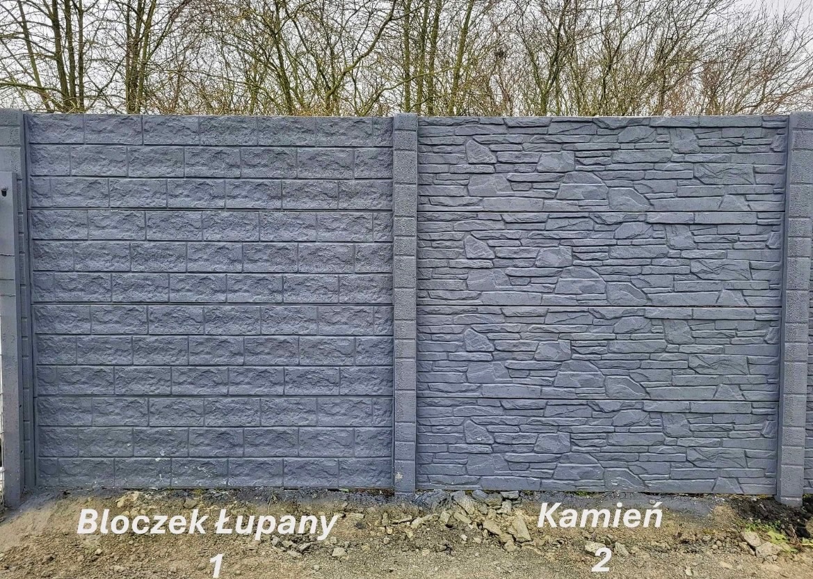 Szary, betonowy płot z dwoma wzorami: imitacja bloczku łupanego i kamienia. Widoczne słupki. Tło stanowią drzewa bez liści. Prezentacja wzorów.