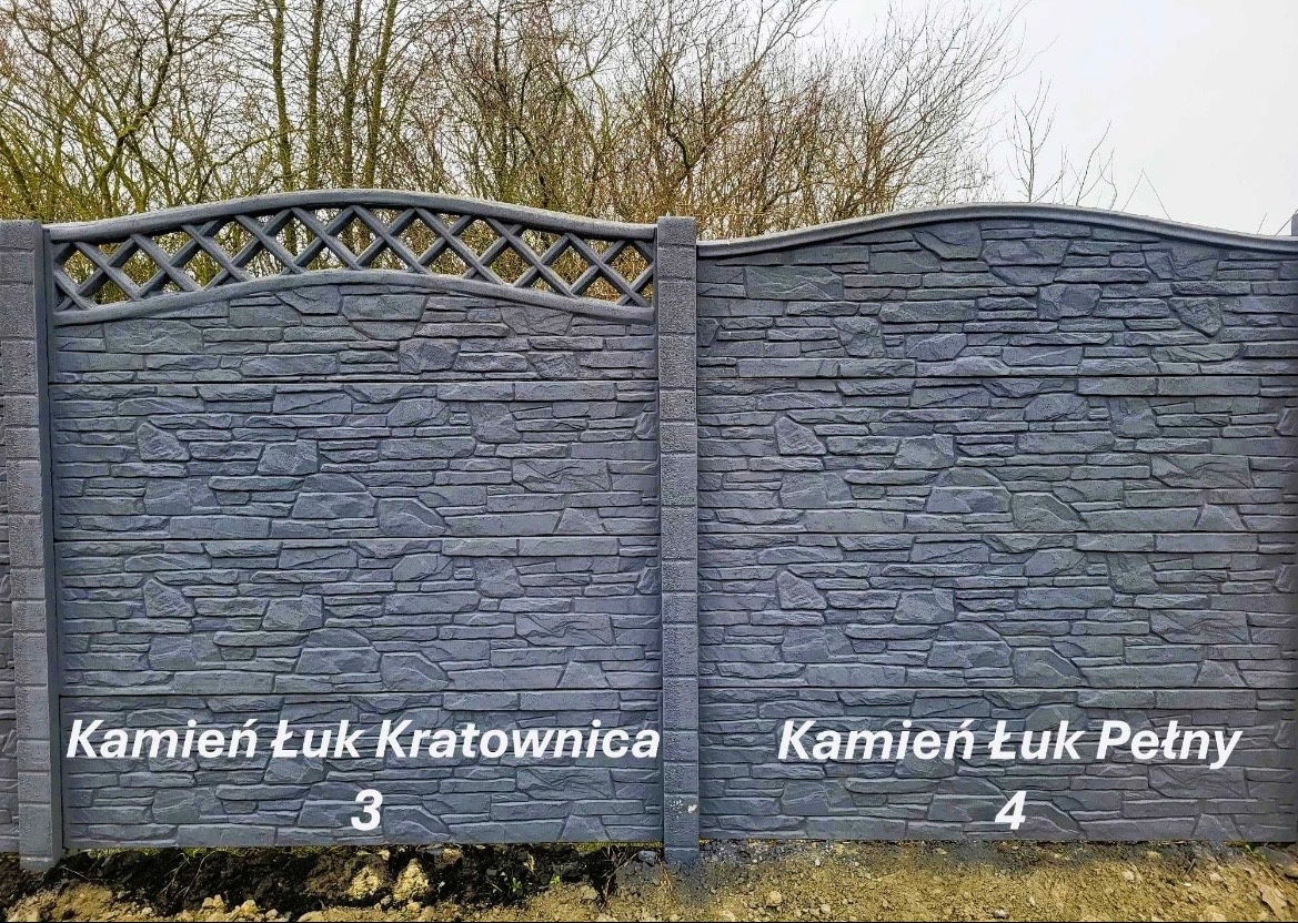 Szary, dwusegmentowy, betonowy płot imitujący kamień, z jednym segmentem z kratownicą u góry i drugim pełnym, na tle drzew bez liści.
