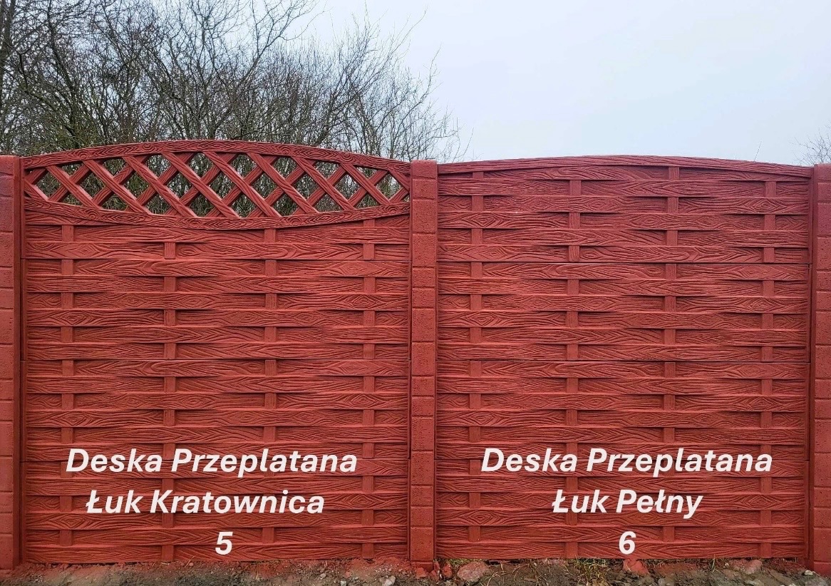 Czerwone, betonowe ogrodzenie z deski przeplatanej. Po lewej łuk kratownica, po prawej łuk pełny. Tekstury drewna. Tło: szare niebo i drzewa bez liści.