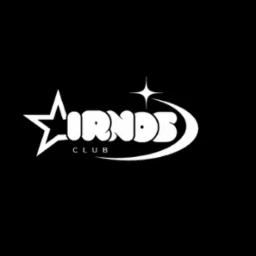 Białe logo 'IRNDS CLUB' na czarnym tle, z gwiazdami po bokach i nad napisem, wykonane w stylu retro z zaokrąglonymi literami.