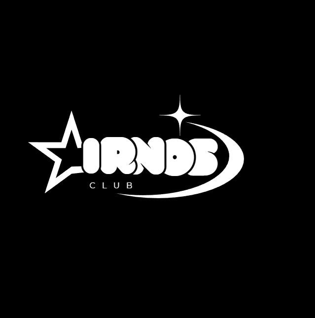 Białe logo 'IRNDS CLUB' na czarnym tle, z gwiazdami po bokach i nad napisem, wykonane w stylu retro z zaokrąglonymi literami.