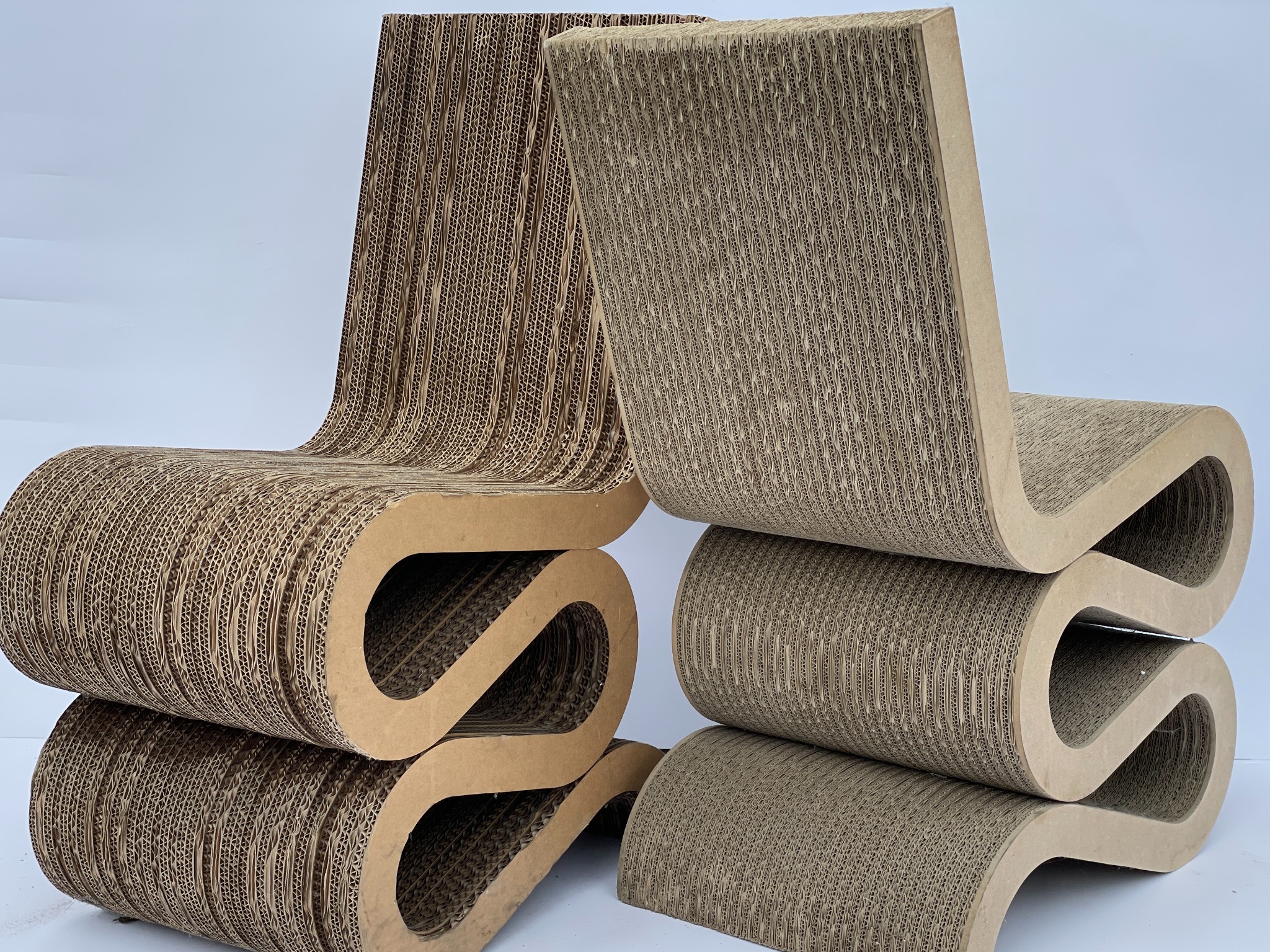 Krzesła wykonane z tektury