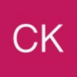 Proste logo z białymi literami 'CK' na fuksjowym tle. Minimalistyczny design, wyraźny kontrast kolorów, geometryczny font.