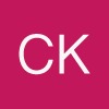 Proste logo z białymi literami 'CK' na fuksjowym tle. Minimalistyczny design, wyraźny kontrast kolorów, geometryczny font.