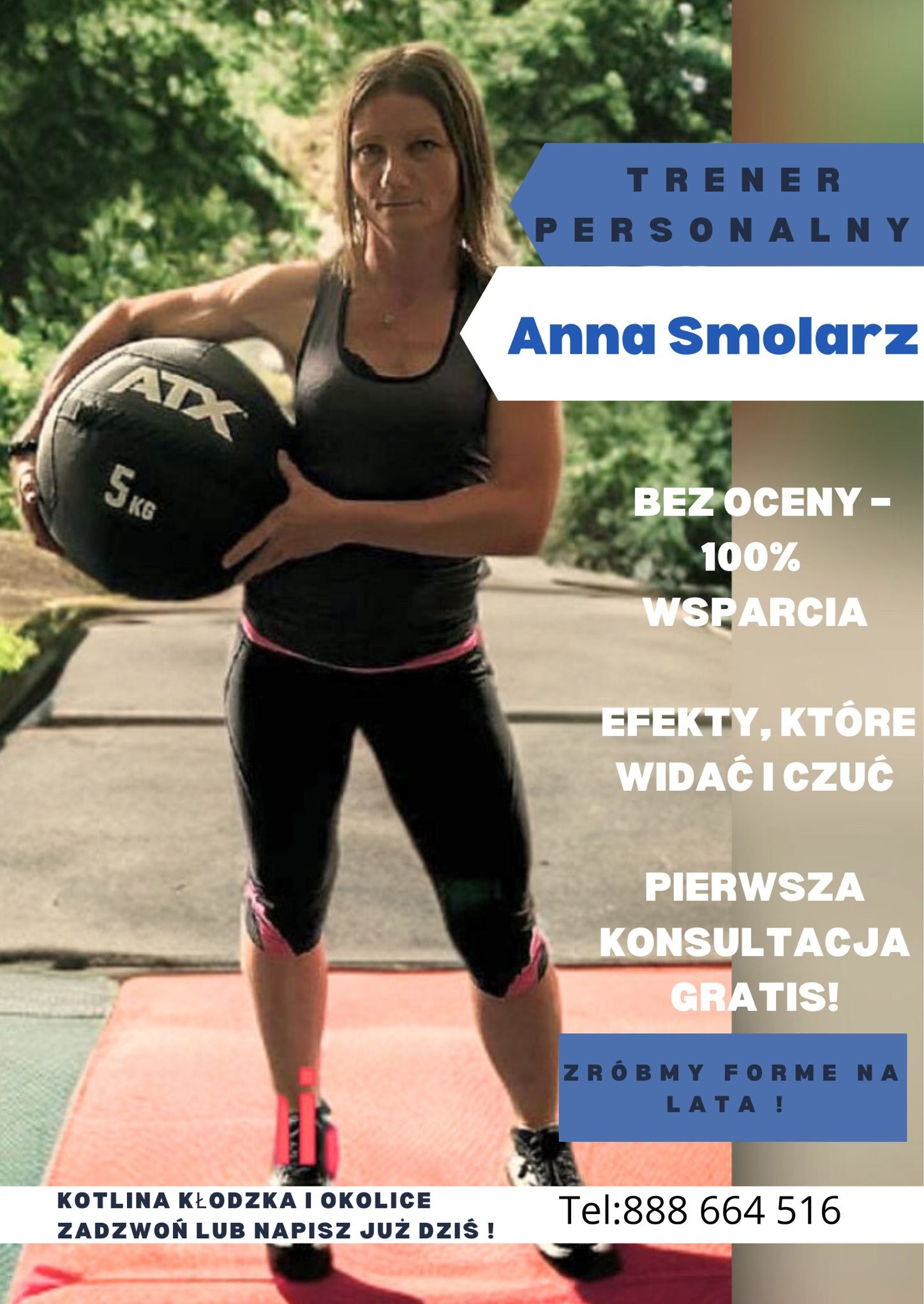 Kobieta w sportowym stroju trzymająca piłkę lekarską ATX 5kg, z tekstem reklamowym o treningu personalnym i bezpłatnej konsultacji.