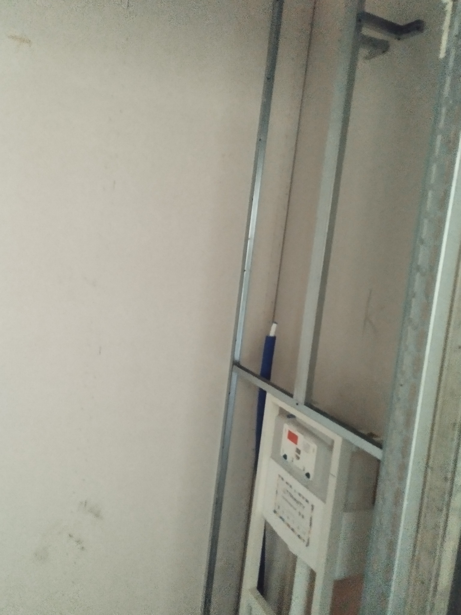 Montaż stelaża podtynkowego WC z obudową z profili stalowych na tle surowej ściany, widoczne instalacje. Prace wykończeniowe w łazience.