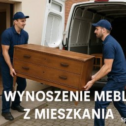 Opróżnianie mieszkań Brenna - Dwóch mężczyzn w granatowych uniformach wnosi drewnianą komodę do białego busa. Widoczne wnętrze mieszkania i fragment chodnika.