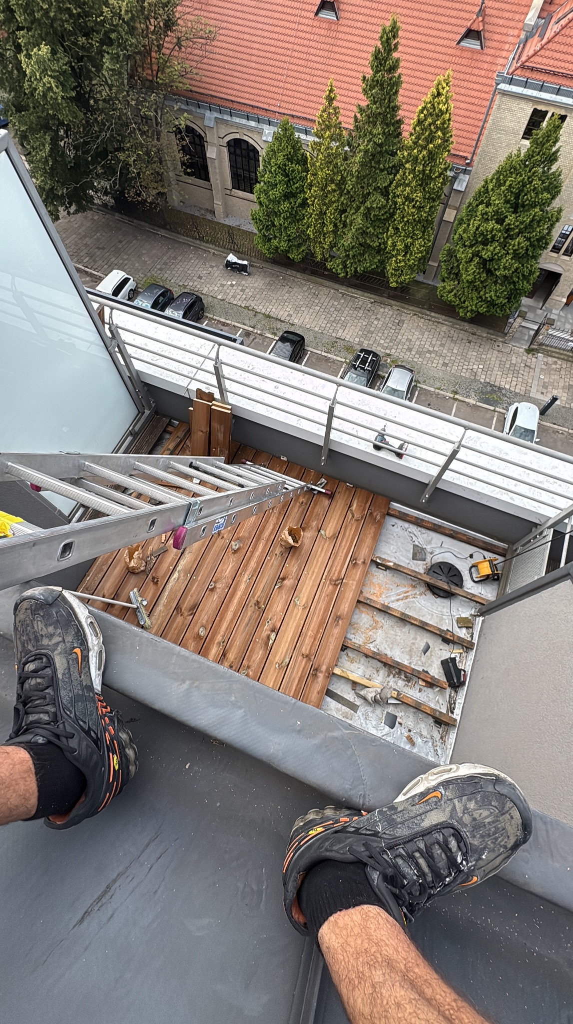 Wymiana desek tarasowych z zachowaniem spadku oraz poziomu