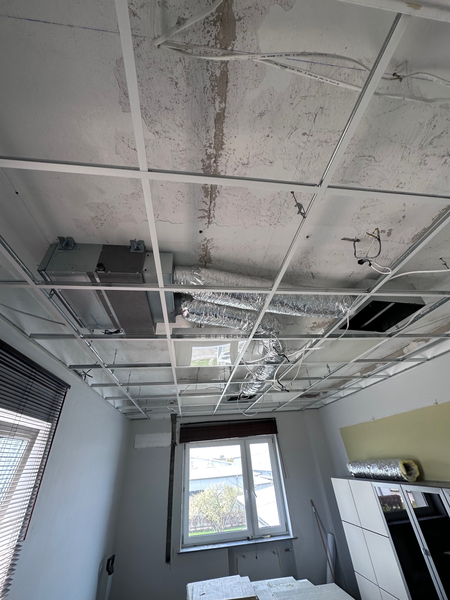 przygotowanie instalacji klimatyzatora podwieszanego w suficie