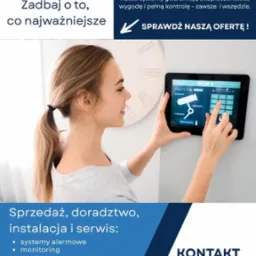Kobieta obsługuje tablet z interfejsem systemu monitoringu w domu. Widok z boku, na ścianie widoczny zegar. Nowoczesne technologie dla bezpieczeństwa.