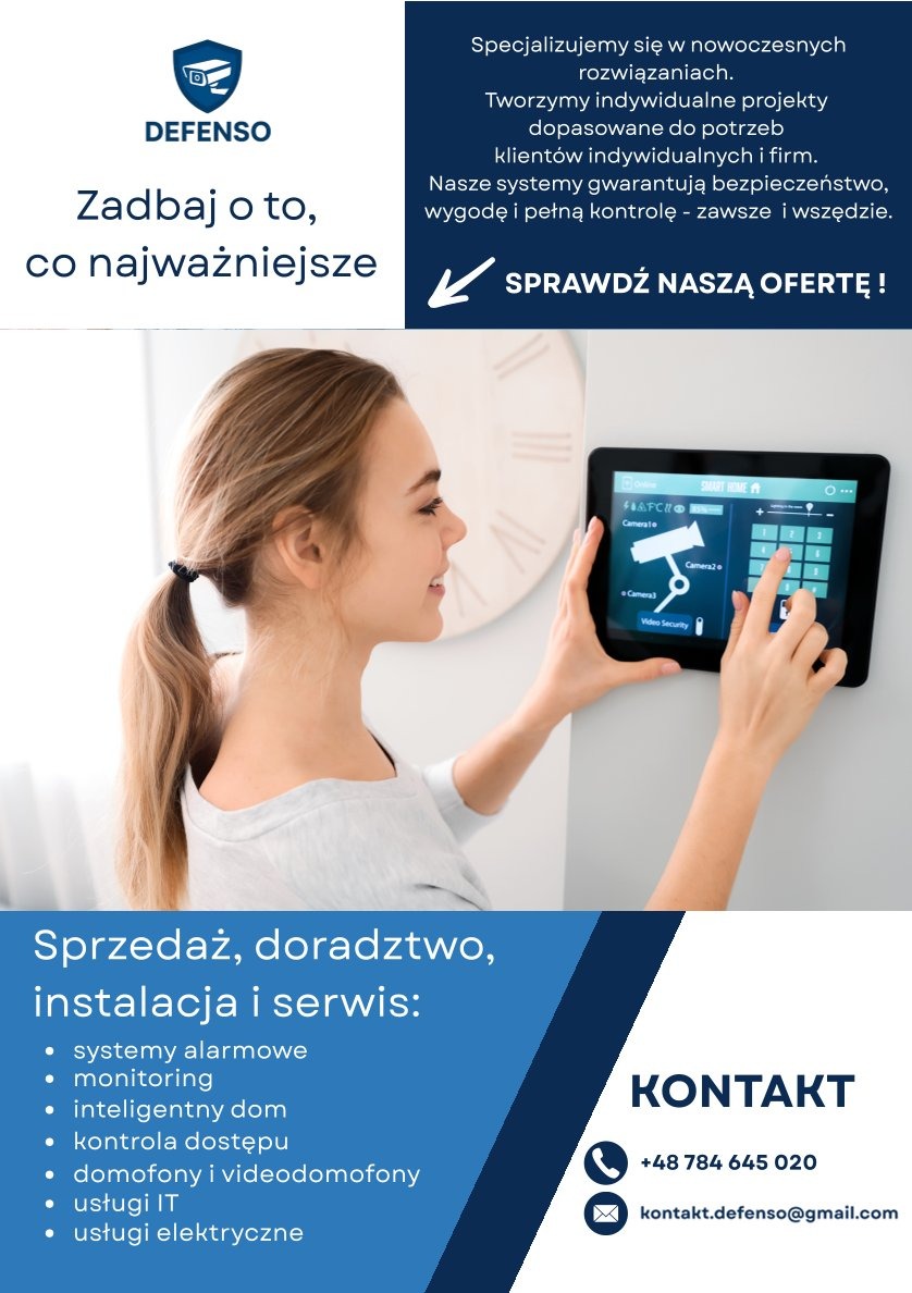 Kobieta obsługuje tablet z interfejsem systemu monitoringu w domu. Widok z boku, na ścianie widoczny zegar. Nowoczesne technologie dla bezpieczeństwa.