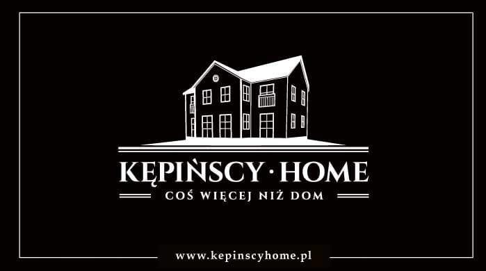 Eleganckie logo firmy z Kalisza: biała grafika domu na czarnym tle, napis 'KĘPIŃSCY HOME - COŚ WIĘCEJ NIŻ DOM' i adres strony internetowej.