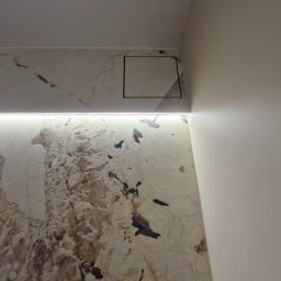 Wentylacja ukrytego montażu, wycięte otwory w wielkoformatowych płytkach + montaz zabudowy LED ( Spiek  3000/1500) 