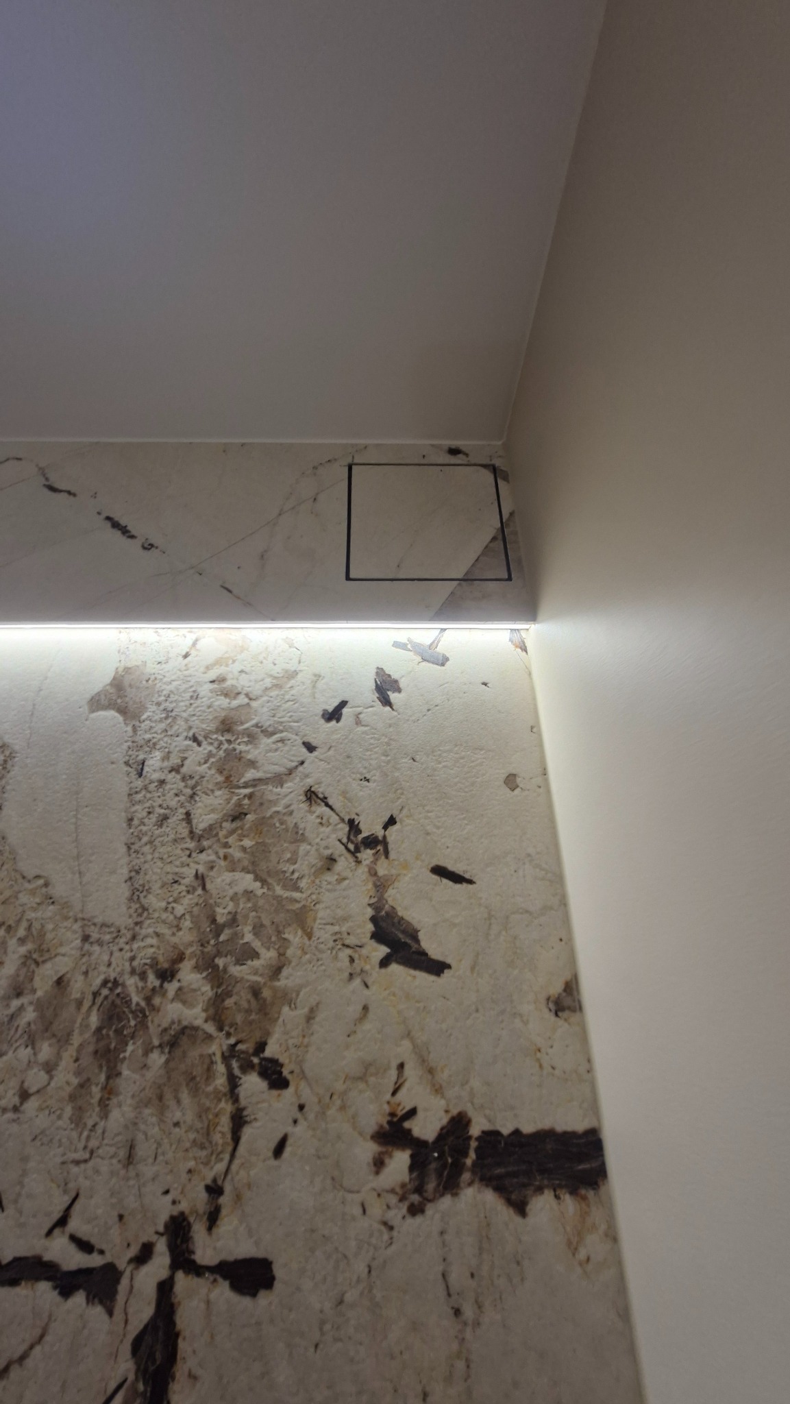 Wentylacja ukrytego montażu, wycięte otwory w wielkoformatowych płytkach + montaz zabudowy LED ( Spiek 3000/1500)