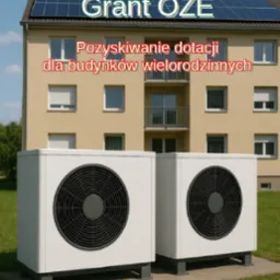 Dwie białe pompy ciepła na tle bloku z panelami słonecznymi i napisem 'Grant OZE', 'Pozyskiwanie dotacji dla budynków wielorodzinnych'.