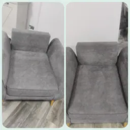 Szara kanapa przed i po czyszczeniu tapicerki, widoczne różnice w odcieniu i plamach. Porównanie efektu prania na gładkim materiale z bliska.