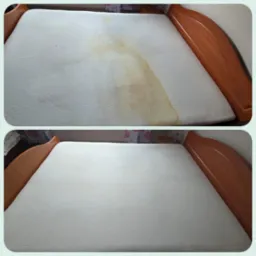 Materac z plamą przed i po czyszczeniu. Widoczne efekty usługi, jasne tło i drewniana rama łóżka. Ukazane wyraźne różnice w czystości materaca.