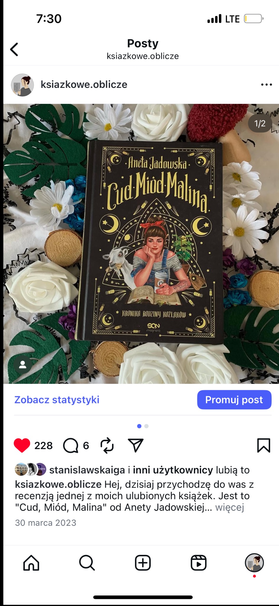 Książka Anety Jadowskiej 'Cud, Miód, Malina' na tle dekoracji z białych róż i zielonych liści, sfotografowana z góry. Widoczny kadr z Instagrama.