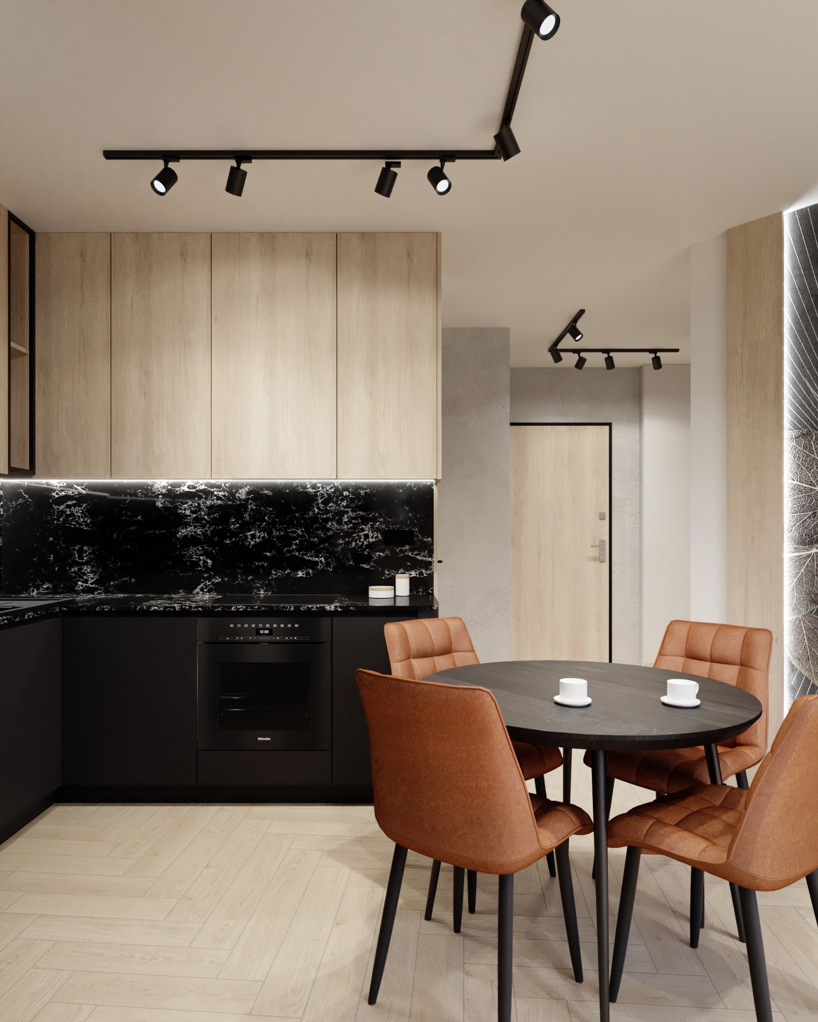 Nowoczesna kuchnia z czarnym blatem i drewnianymi szafkami. Okrągły stół z brązowymi krzesłami i oświetleniem punktowym. Jasna podłoga i minimalistyczny design.