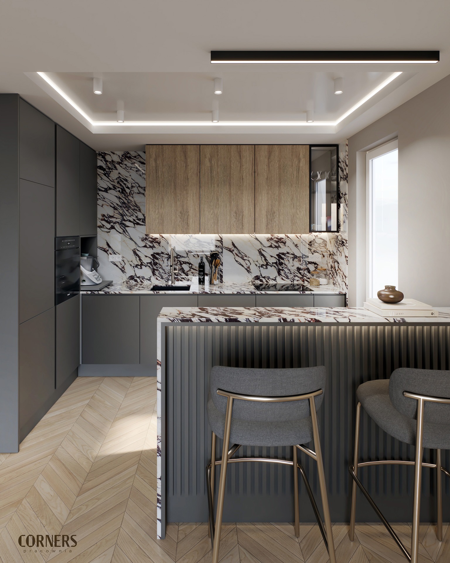 Nowoczesna kuchnia z marmurowym blatem, szarymi szafkami i drewnianymi akcentami. Dwa krzesła barowe z metalowymi nogami. Parkiet w jodełkę i oświetlenie LED.