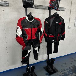 Wieszak z uchwytem na strój motocyklowy