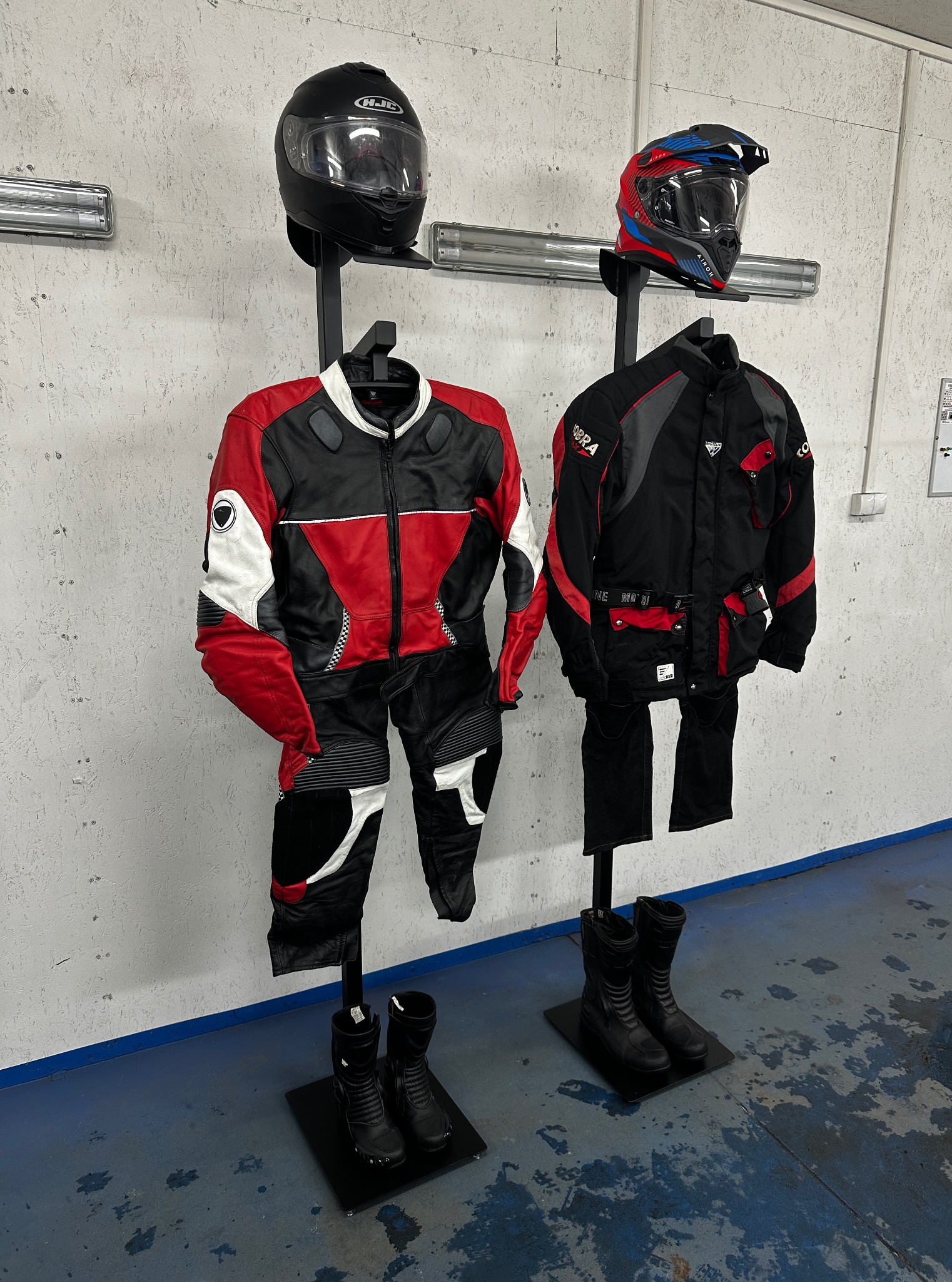 Wieszak z uchwytem na strój motocyklowy